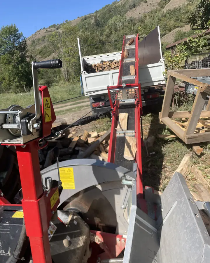 Combiné scie-fendeuse et tapis qui charge les bûches dans le camion